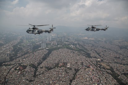 Aeronaves militares sobrevuelan Ciudad de México durante el desfile conmemorativo por el aniversario de la Independencia, en septiembre de 2023.