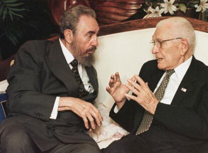 Juan Bosch, a la derecha, conversa con Fidel Castro en la primera visita de éste a la República Dominicana, en 1998.