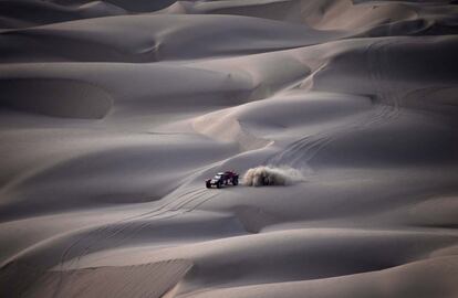 El conductor italiano Eugenio Amos y el copiloto francs Sebastien Delaunay (2WD) surcan las dunas de Tanaka durante la quinta etapa del Rally Dakar 2018 entre San Juan de Marcona y Arequipa en Per, el 10 de enero de 2018.