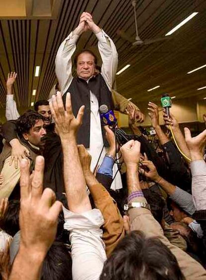 Los seguidores del ex primer ministro paquistaní, Nawaz Sharif, lo reciben en el aeropuerto de Lahore.