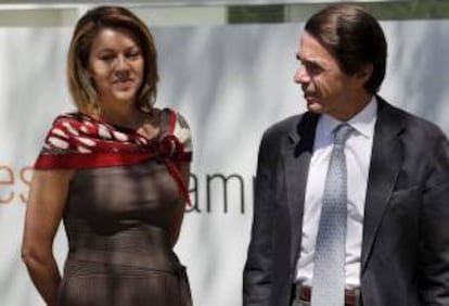 El expresidente del Gobierno José María Aznar y la secretaria general del PP, María Dolores de Cospedal, durante la inauguración hoy en Navacerrada de la novena edición del Campus de verano de la Fundación FAES.