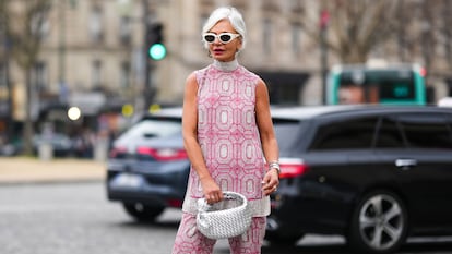 Una mujer con pelo blanco en la calle.