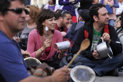 Varios manifestantes protagonizan una cacerolada en Tesalónica contra el plan de ajuste, el pasado día 8.