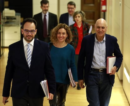 Los socialistas Antonio Hernando, Meritxell Batet y Rodolfo Ares, seguidos de María Luisa Carcedo, José Enrique Serrano y Jordi Sevilla se dirigen a la reunión de los equipos negociadores, el 8 de febrero de 2016.