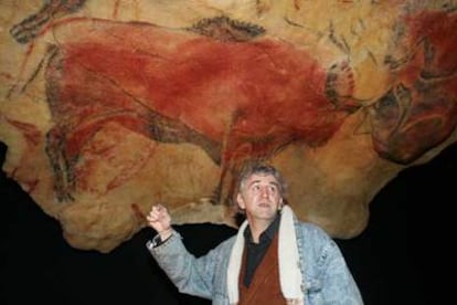 Juan Luis Arsuaga, ante una reproducción de uno de los bisontes de Altamira, en el Arqueológico.