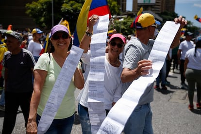 Los seguidores de Edmundo González acudieron a la manifestación mostrando copias de los registros electorales.