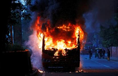 Un autobús arde durante las protestas contra la nueva ley de ciudadanía, más conocida como ley anti-musulmana, en Nueva Delhi (India).