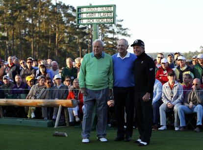 Arnold Palmer, de 84 años, Jack Nicklaus, de 74, y Gary Player, de 78, en la salida honorífica del Masters. Entre los tres suman 13 chaquetas verdes de Augusta.