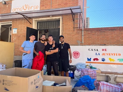 Un grupo de jóvenes reúne donativos para enviar a Marruecos en el barrio El Pilar, en Madrid.