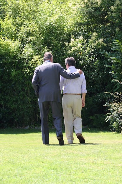 O rei Juan Carlos passeia com o ex-presidente do Gobierno Adolfo Suárez pelo jardim de sua casa durante a visita na que os Reyes lhe fizeram entrega do Toisón de Oro o 17 de julho de 2008. A fotografia, na que o Rey passa o braço pelo ombro de Suárez enquanto caminham de costas, foi tomada por seu filho Adolfo e recebeu o prêmio Ortega y Gasset de Fotoperiodismo do ano 2008.