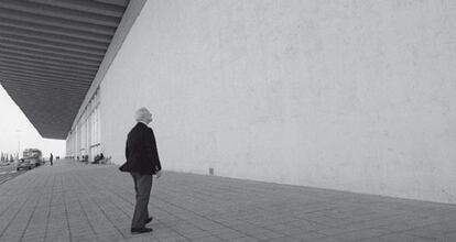 Joan Mir&oacute; delante del muro del aeropuerto de El Prat en el que realiz&oacute; en 1971 el mosaico cer&aacute;mico.