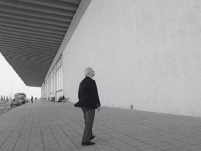 Joan Mir&oacute; delante del muro del aeropuerto de El Prat en el que realiz&oacute; en 1971 el mosaico cer&aacute;mico.