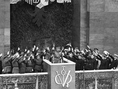 Primer desfile de la victoria. Madrid, 19 de mayo de 1939. Franco saluda desde la tribuna. Le rodean generales y jerarcas del régimen.