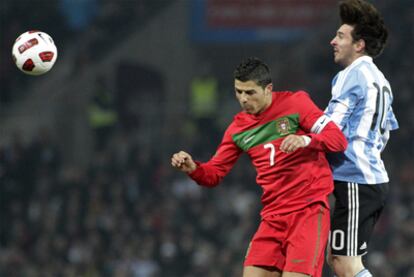 Messi y Cristiano luchan por un balón