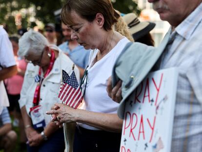 Los partidarios de Donald Trump oran en una vigilia Milwaukee (Wisconsin).