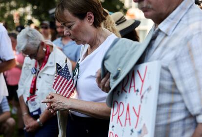 Los partidarios de Donald Trump oran en una vigilia Milwaukee (Wisconsin).