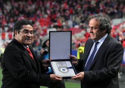 Eusébio recebe um prêmio da Fifa das mãos de Platini, em 2010