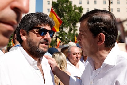 El presidente de Murcia, Fernando López Miras (a la izquierda), conversa con el presidente de Castilla y León, Alfonso Fernández Mañueco.