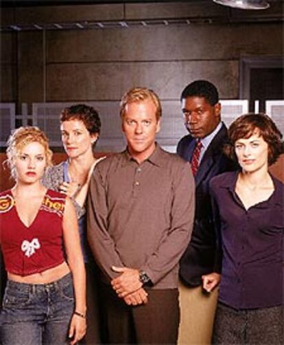 Kiefer Sutherland (Jack Bauer), en el centro de la fotografía, rodeado de su equipo.