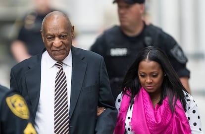 Bill Cosby a su llegada al tribunal el primer día de juicio. Al actor le acompañaba Keshia Knight Pulliam, actriz de la serie 'La hora de Bill Cosby'.