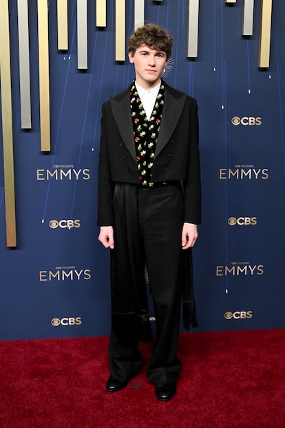 Sam Nivola, actor de 'The white lotus', con traje negro de Dior.