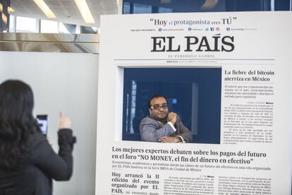 Los asistentes al foro podían hacerse una fotografía con la adaptación de una portada de EL PAÍS.