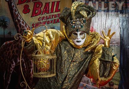 Um homem fantasiado posa em frente a um set de circo construído na praça de San Marco para o Carnaval de Veneza, em 7 de fevereiro de 2018. O Carnaval de Veneza é único no mundo e sua tradição remonta ao século XI, durante os 10 dias de celebração dessa festa, as pessoas se disfarçam e saem à rua, seja para desfiles organizados ou improvisados nos quais as máscaras são o elemento indispensável.