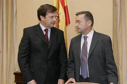 Alberto Saiz, a la izquierda, con Paulino Rivero, presidente de la comisión del 11-M, el 19 de julio de 2004.