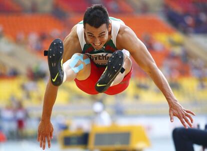 Luis Rivera, de México, en pleno salto para la clasificación para la final de salto de longitud. El atleta, de 26 años, fue segundo de su serie con un salto de 8,04 m.