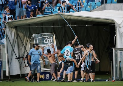 Seguidores del Gremio atacan la cabina del VAR, este domingo tras ser derrotados por el Palmeiras de São Paulo.