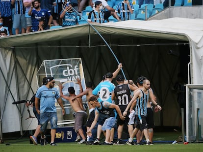 Seguidores del Gremio atacan la cabina del VAR, este domingo tras ser derrotados por el Palmeiras de São Paulo.
