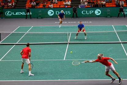 Davidovich intenta devolver la pelota durante el dobles.