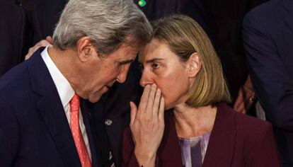 La alta representante para la Política Exterior Europea, Federica Mogherini, habla con el secretario de Estado estadounidense, John Kerry.