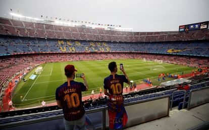 Dos fans de Messi fotografian el campo, antes de comenzar el encuentro.