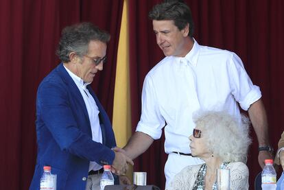 Cayetano Martínez de Irujo (derecha) saluda a Alfonso Díez en presencia de la duquesa de Alba. Se trata de la primera foto del hijo de la duquesa con su futuro padrastro. 11 de septiembre de 2011