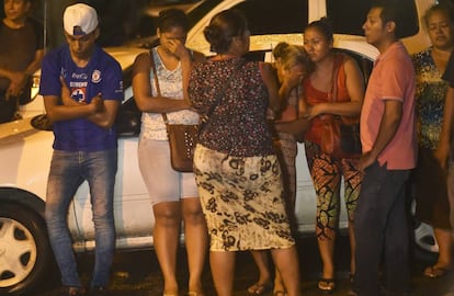 Familiares de presos de la c&aacute;rcel de Acapulco, este jueves. 