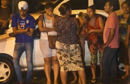 Familiares de presos de la cárcel de Acapulco, este jueves.