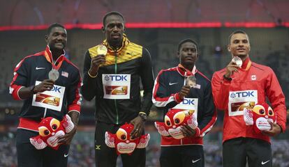 El atleta jamaicano Usain Bolt celebra el oro junto al estadounidense Justin Gatlin, ganador de la plata, y los ganadores del bronce el canadiense Andre De Grasse y el estadounidense Trayvon Bromell