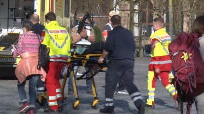 Oficiales especiales de policía y personal sanitario tras el atropello en la ciudad alemana de Münster, el 7 de abril de 2018.