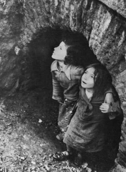 Dos niñas se refugian de las bombas franquistas en Madrid en febrero de 1939.