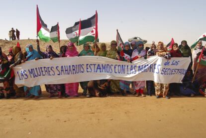 Protesta de mujeres saharauis ante la sede de ACNUR en Rabuni, Argelia.