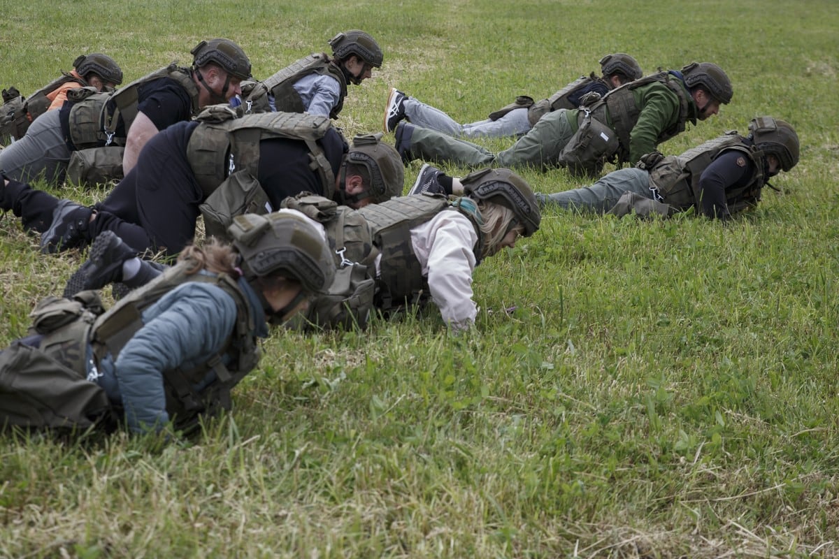 Participantes del programa 'Entrenamiento con el ejército' en la base de Gdynia, en el norte de Polonia.