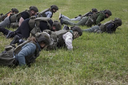 Participantes del programa 'Entrenamiento con el ejército' en la base de Gdynia, en el norte de Polonia.