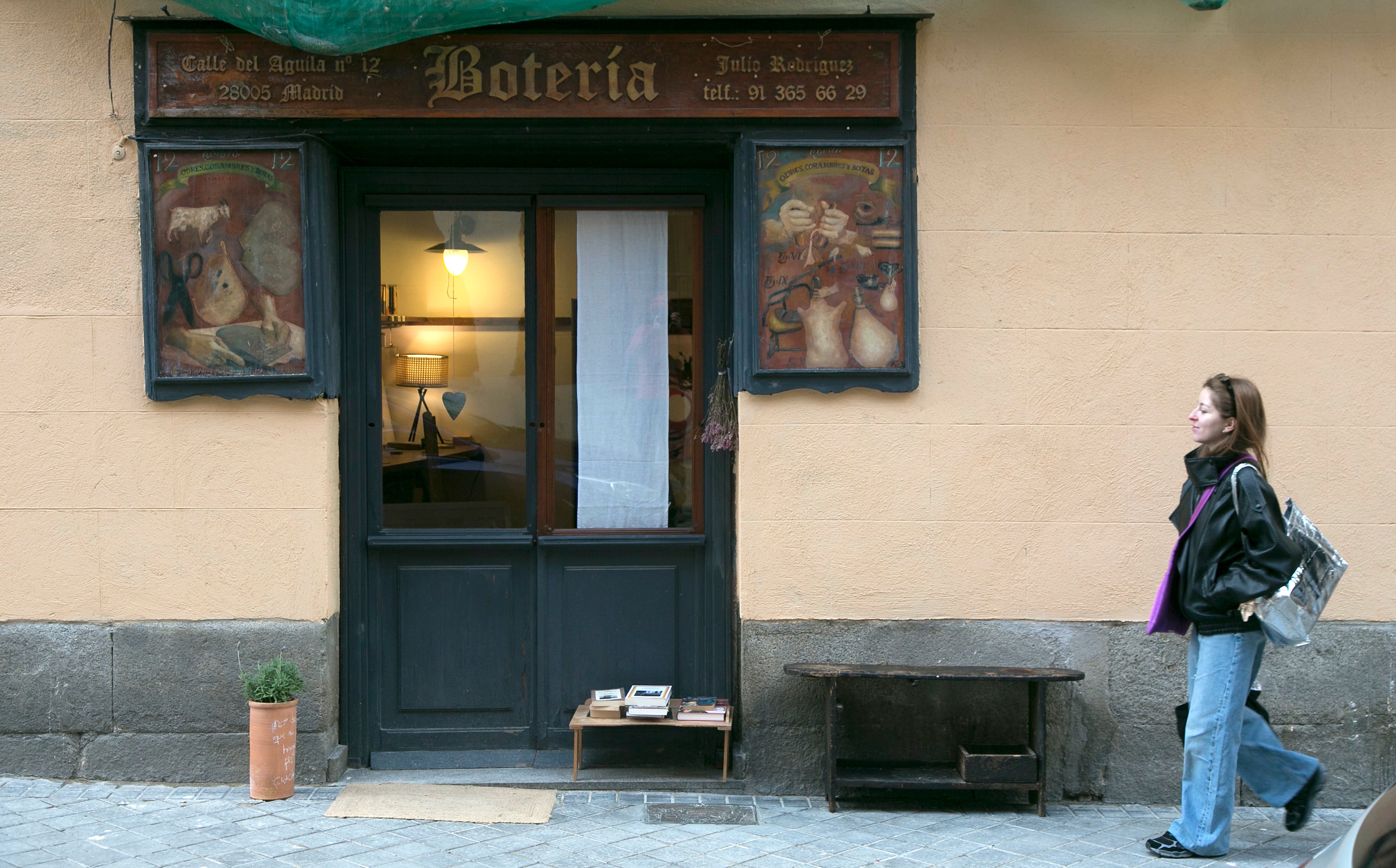 Exterior de La Botería, ubicada en la calle del Águila, en el barrio madrileño de La Latina, desde 1909.