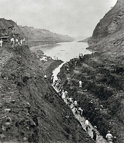 Imagen de la construcción del canal de Panamá, en la compuerta de Gatún. La contribución de los trabajadores antillanos a la construcción del canal representa uno de los movimientos migratorios voluntarios más importantes del siglo XIX. Fueron más de 100.000 personas, la mayoría de los cuales nunca regresaron a sus países de origen. La documentación sobre este episodio entró a formar parte del listado de la Unesco a petición de Estados Unidos, Reino Unido, Barbados, Jamaica, Panamá y Santa Lucía.