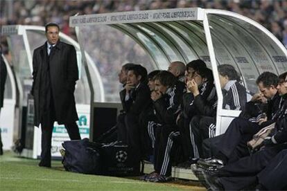 Luxemburgo mira al banquillo en un momento del partido.