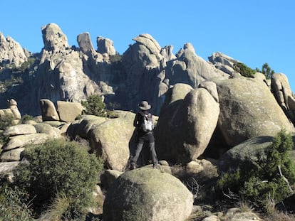 Un senderista en la Pedriza, en el Parque Nacional del Guadarrama.