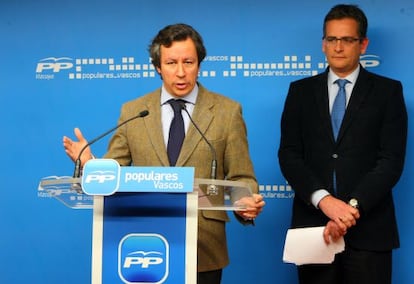 Carlos Floriano (izquierda) y Antonio Basagoiti, durante su comparecencia ante los periodistas en Bilbao.