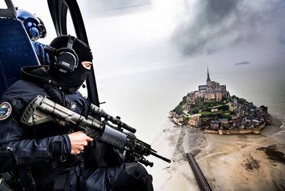 Miembros de la Gendarmería francesa en un helicóptero durante una misión de seguridad.