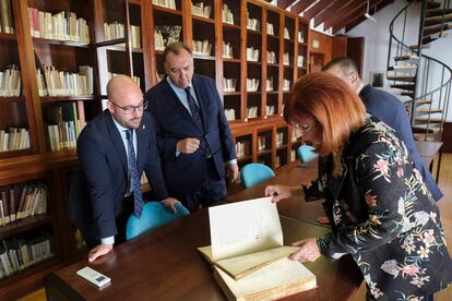 La viuda del poeta Rafael Alberti, María Asunción Mateo, con el consejero de Turismo, Cultura de la Junta de Andalucía, Arturo Bernal y el alcalde de El Puerto de Santa María, Germán Beardo, en la sede de la Fundación Alberti, en una imagen facilitada por la Junta tras el encuentro el pasado 5 de octubre.